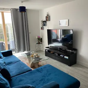 Entire Riverside With Balcony Apartment